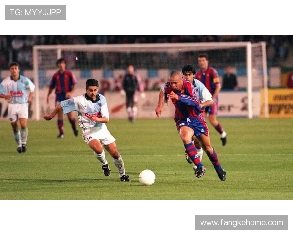 黑白足球传奇球星的辉煌岁月与经典瞬间解析